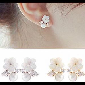 ELEGANT DAISY MOTHER OF PEARL STUDS